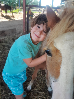 enfant avec un poney centre équestre Aurensan